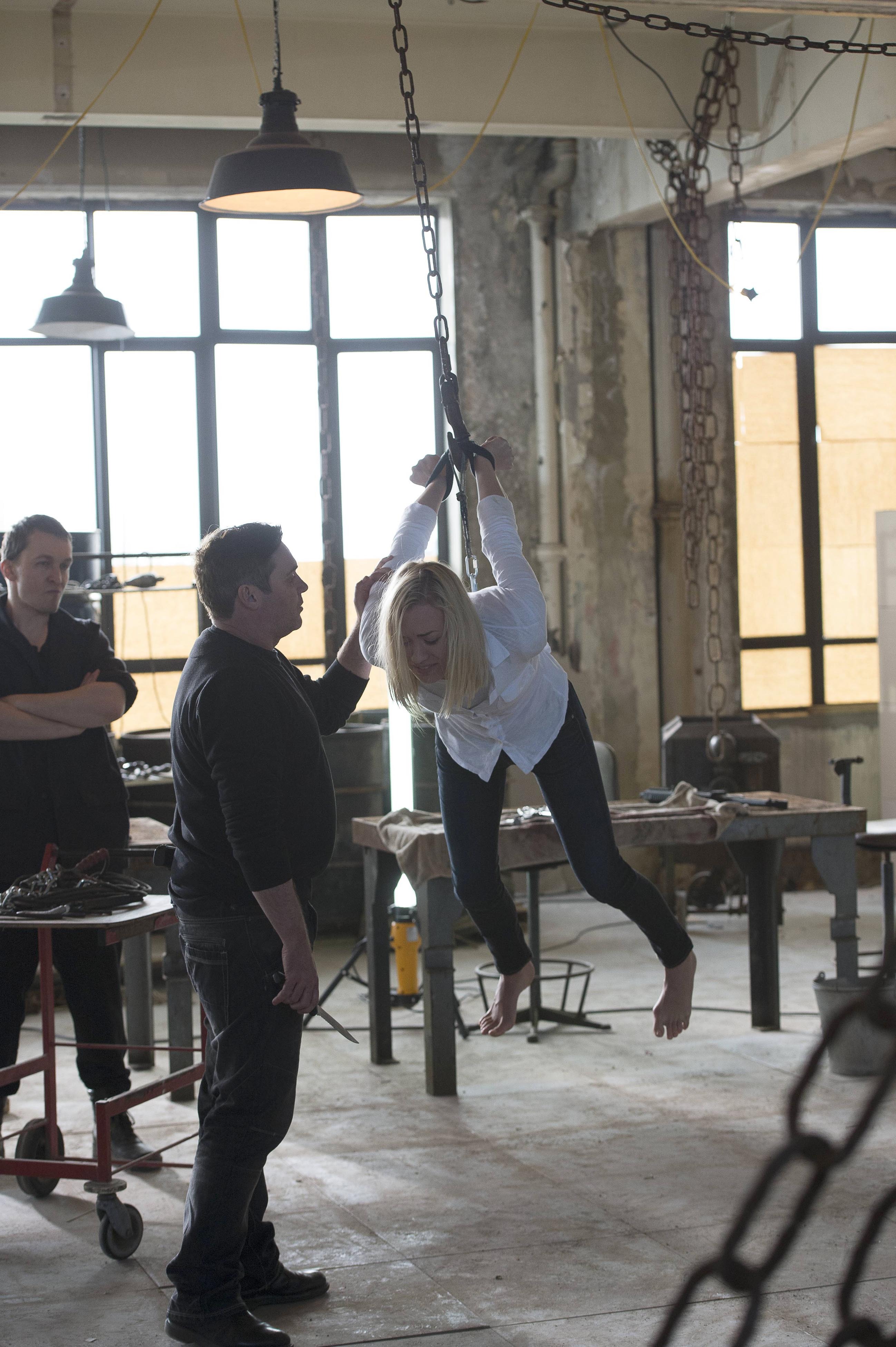 Kate Morgan Yvonne Strahovski Chained And Dangling In 24 Live Another Day Episode 6 24 Spoilers